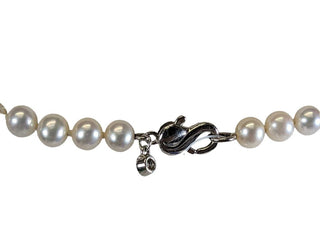 R knotted pearl necklace