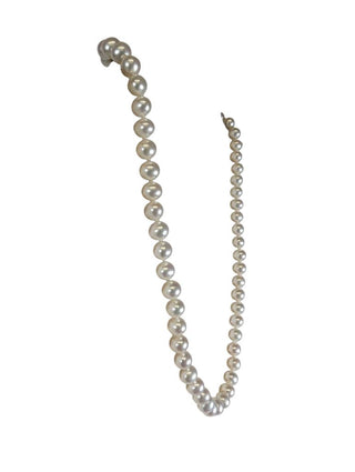 R knotted pearl necklace