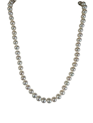 R knotted pearl necklace
