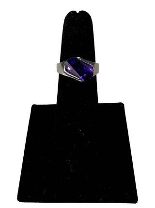 R Faceted stone in base metal ring