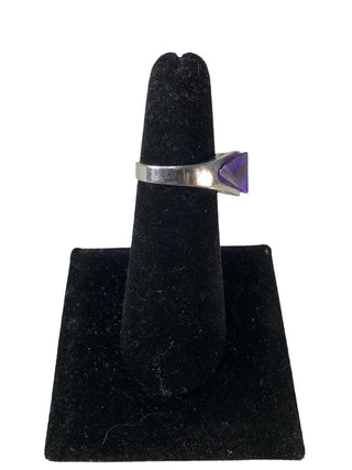 R Faceted stone in base metal ring