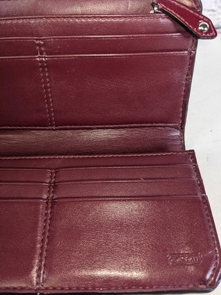 R patent leather pleated button