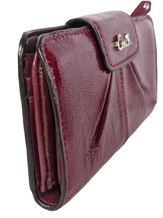 R patent leather pleated button