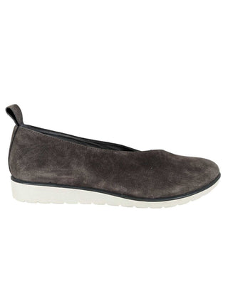 R Suede Flat w/Small Wedge